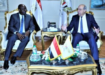 وزير الطيران المدني يبحث مع وفد الـIFC موقف طرح مطار الغردقة الدولي أمام القطاع الخاص