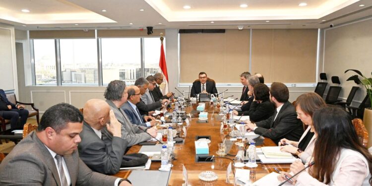 وزير الإسكان يستقبل وفد من بنك الاستثمار الأوروبي لبحث موقف المشروعات الجارية  